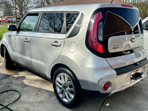 Used 2017 Kia Soul + image 12