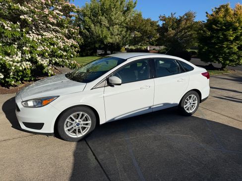 Used 2018 Ford Focus SE FWD image 4
