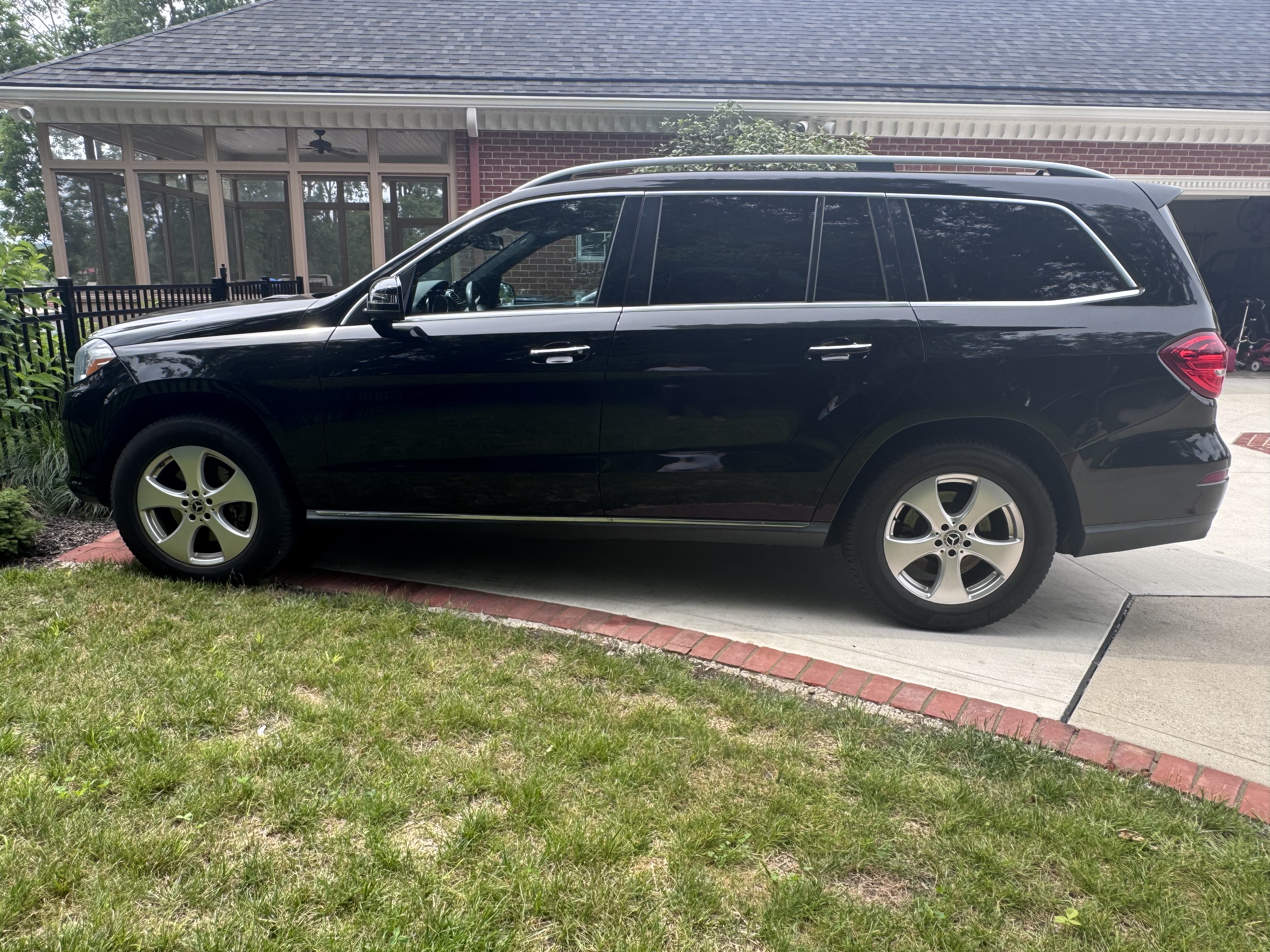 Used 2018 Mercedes-Benz GLS 450 4MATIC image 2