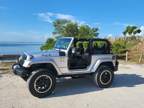 Used 2011 Jeep Wrangler Sahara w/ Mopar Chrome Edition Group image 12