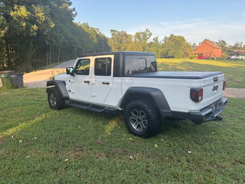 Used 2023 Jeep Gladiator Sport AWD/4WD image 4