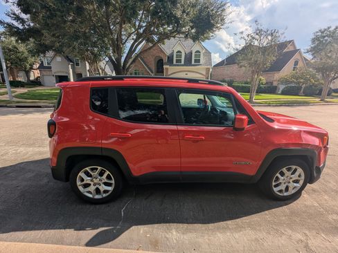 Used 2016 Jeep Renegade Latitude image 9