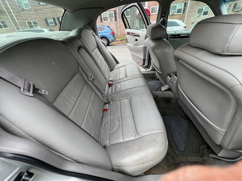 Used 2000 Lincoln Town Car Signature image 16