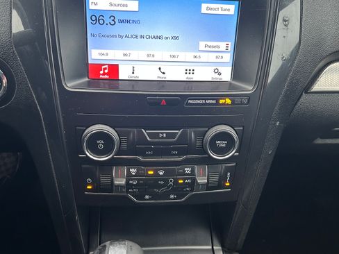 Used 2019 Ford Explorer XLT w/ Equipment Group 201A image 6