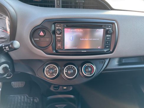 Used 2017 Toyota Yaris L image 21