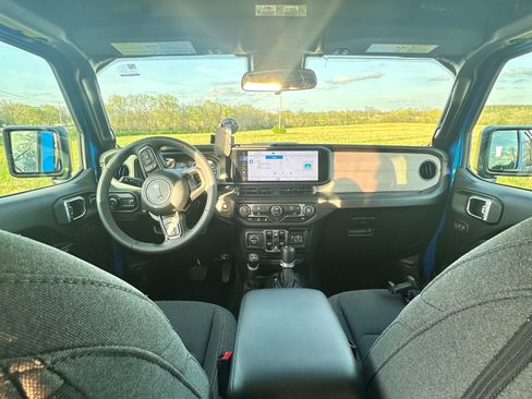 Used 2025 Jeep Wrangler Unlimited Sport image 2