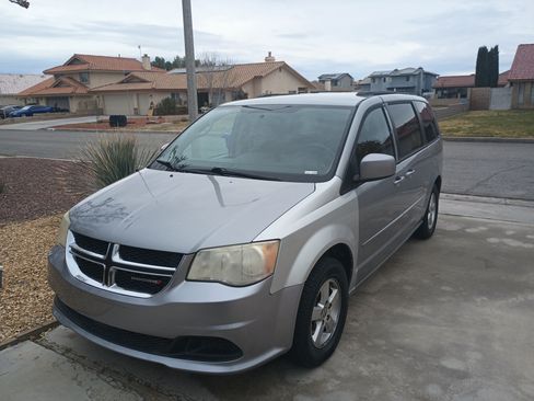 Used 2013 Dodge Grand Caravan SXT image 1