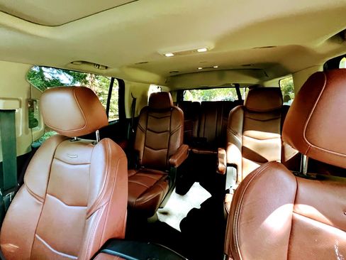 Used 2018 Cadillac Escalade Luxury image 8