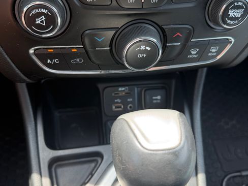 Used 2018 Jeep Cherokee Latitude Plus w/ Cold Weather Group FWD image 13