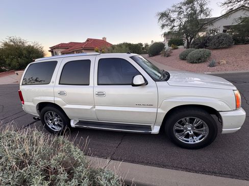Used 2004 Cadillac Escalade 2WD image 1