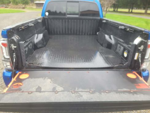 Used 2016 Toyota Tacoma TRD Off-Road w/ Premium & Technology Package image 6