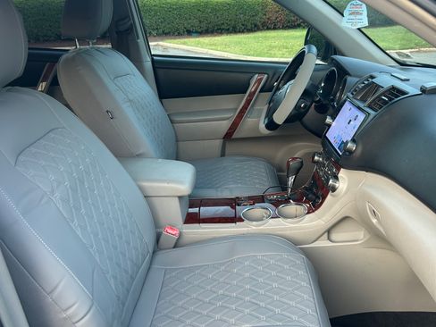 Used 2012 Toyota Highlander Limited w/ Tow Pkg AWD/4WD image 11