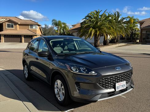 Used 2020 Ford Escape S image 4