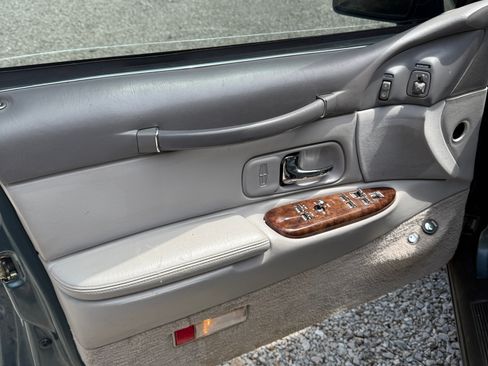 Used 1996 Lincoln Town Car Executive RWD image 12