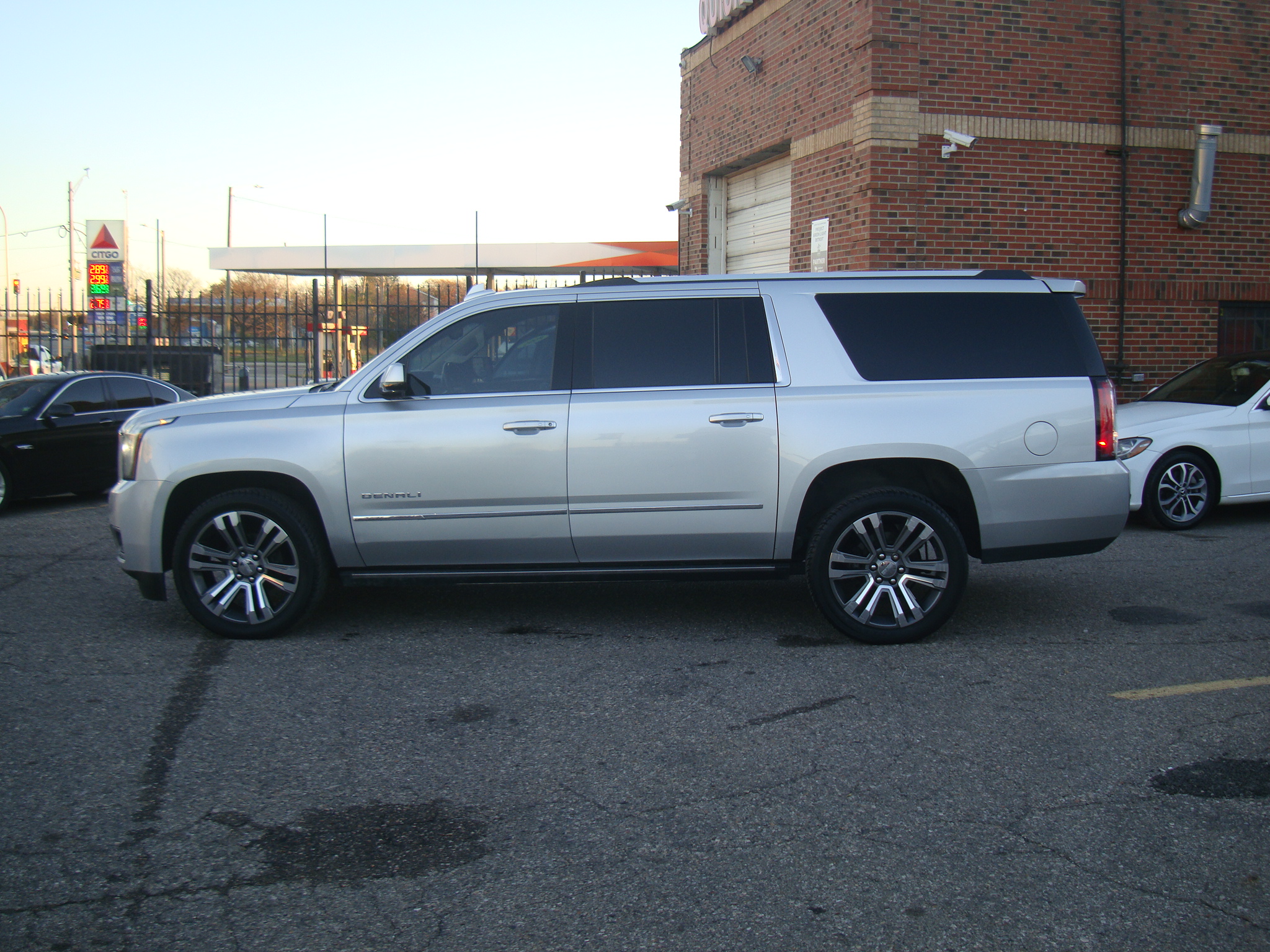 Used 2019 GMC Yukon XL Denali w/ Denali Ultimate Package AWD/4WD image 2