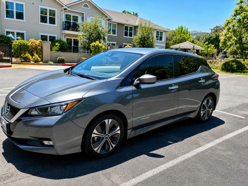 Used 2018 Nissan Leaf SV w/ SV Technology Package FWD image 2