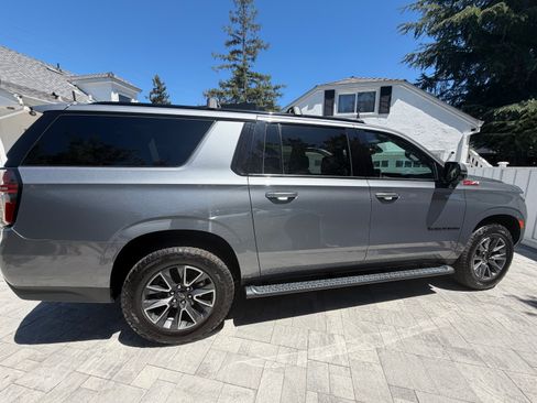 Used 2021 Chevrolet Suburban Z71 w/ Luxury Package AWD/4WD image 4