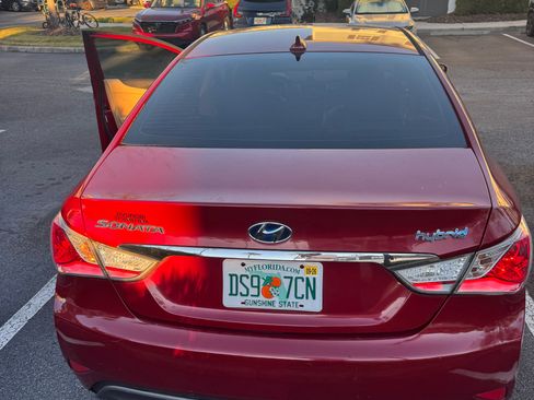Used 2012 Hyundai Sonata Hybrid w/ Leather Pkg image 10