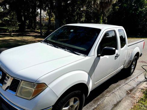 Used 2007 Nissan Frontier SE w/ SE Value Truck Pkg image 2