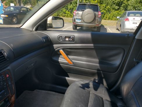 Used 2001 Volkswagen Passat GLX image 16