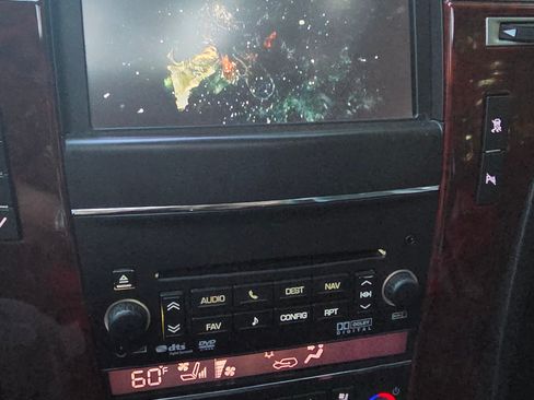 Used 2011 Cadillac Escalade Luxury image 27