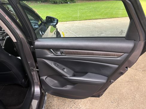 Used 2018 Honda Accord Touring image 12