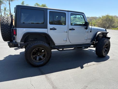 Used 2015 Jeep Wrangler Unlimited Rubicon w/ Connectivity Group AWD/4WD image 4