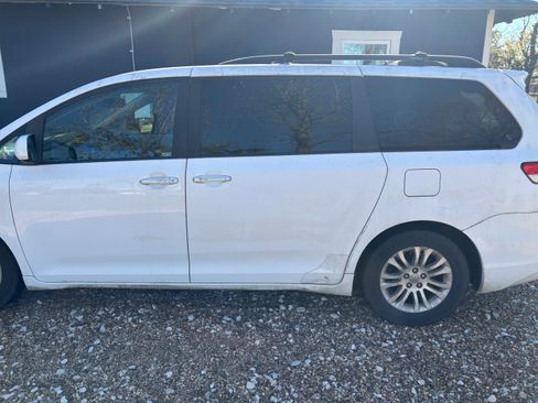 Used 2011 Toyota Sienna Limited image 8