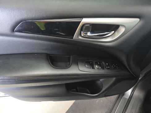 Used 2019 Nissan Pathfinder S FWD image 9