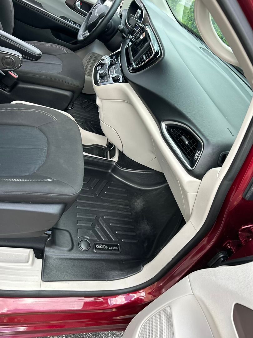Used 2020 Chrysler Voyager L FWD image 17