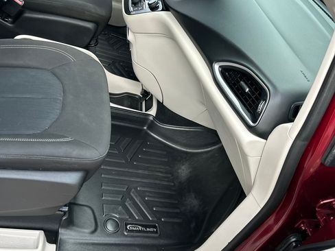 Used 2020 Chrysler Voyager L FWD image 17