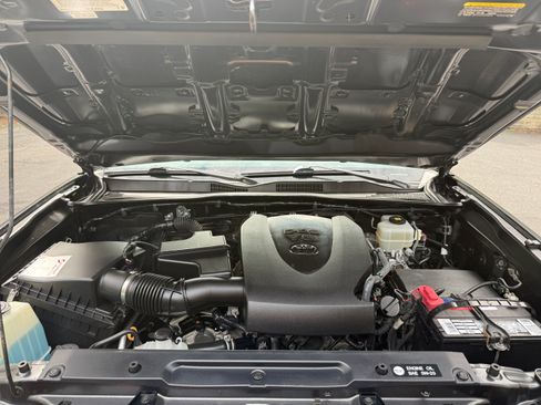 Used 2018 Toyota Tacoma TRD Off-Road image 13