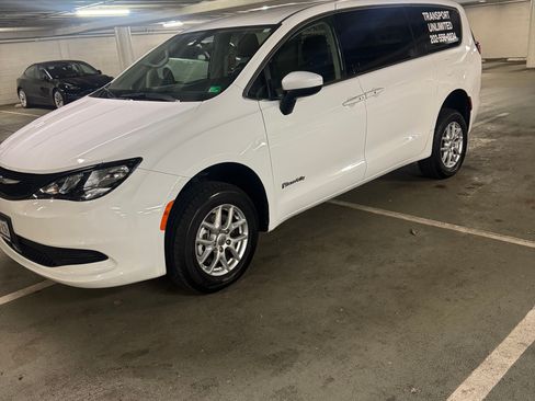 Used 2022 Chrysler Voyager LX image 6