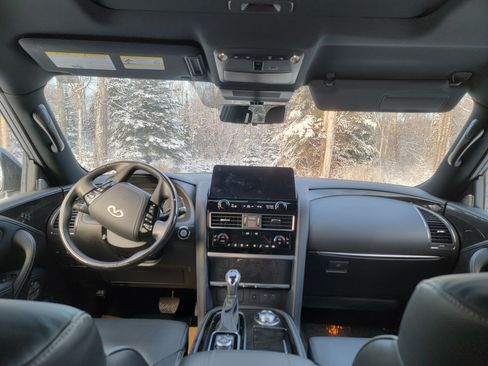 Used 2024 INFINITI QX80 Sensory image 10