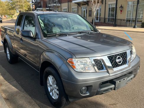 Used 2018 Nissan Frontier SV image 2