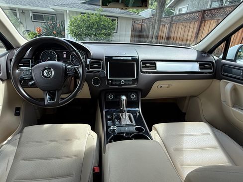 Used 2014 Volkswagen Touareg Sport image 5