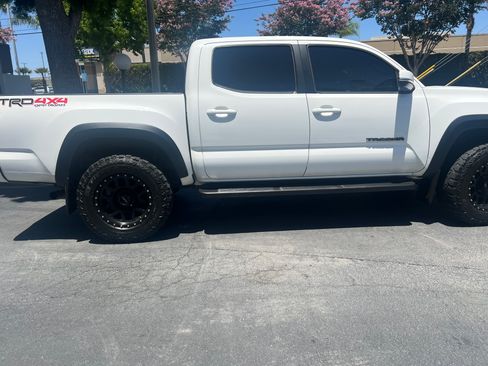 Used 2019 Toyota Tacoma TRD Off-Road w/ Technology Package AWD/4WD image 1