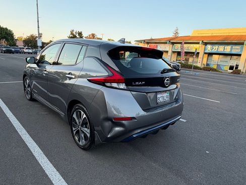 Used 2018 Nissan Leaf SL w/ SL Technology Package FWD image 2