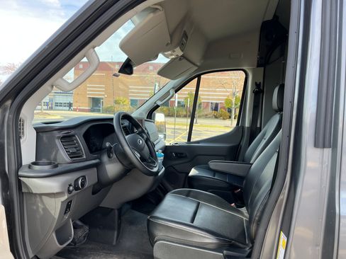 Used 2023 Ford Transit 250 Medium Roof image 5