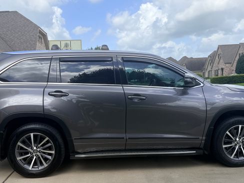 Used 2017 Toyota Highlander XLE FWD image 1