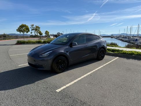 Used 2022 Tesla Model Y Long Range image 11