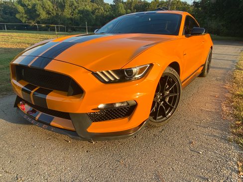 Used 2019 Ford Mustang Shelby GT350 w/ Technology Package image 10