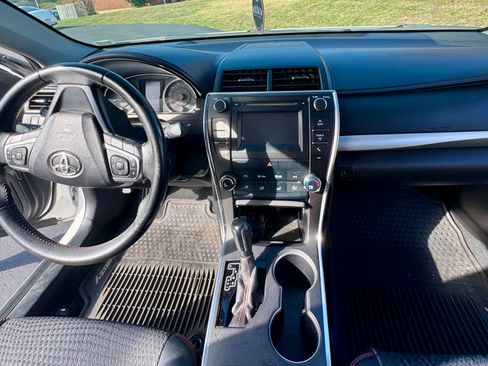 Used 2015 Toyota Camry SE w/ Moonroof Package FWD image 9