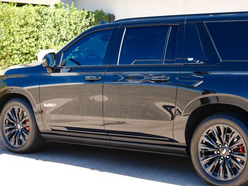 Used 2023 Cadillac Escalade ESV V w/ LPO, ONYX Package AWD/4WD image 4