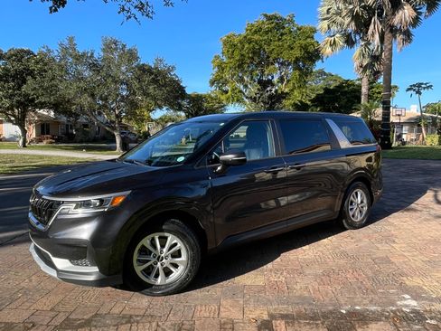 Used 2023 Kia Carnival LX image 4