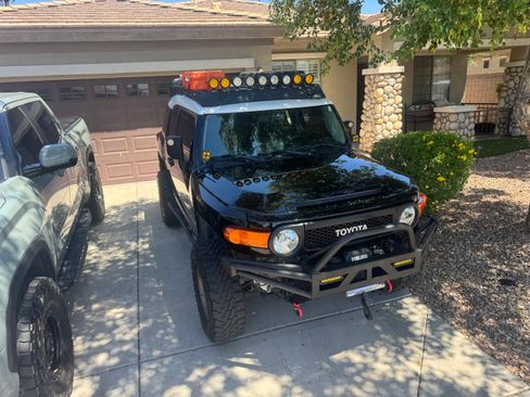Used 2010 Toyota FJ Cruiser 4WD image 2