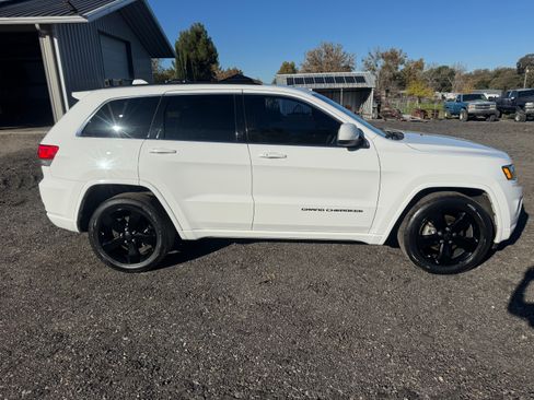 Used 2015 Jeep Grand Cherokee Altitude image 2