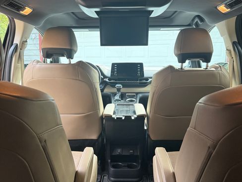 Used 2022 Toyota Sienna Limited AWD/4WD image 9