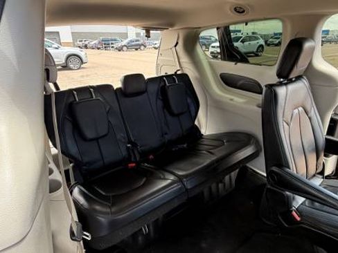 Used 2021 Chrysler Pacifica Touring-L FWD image 9