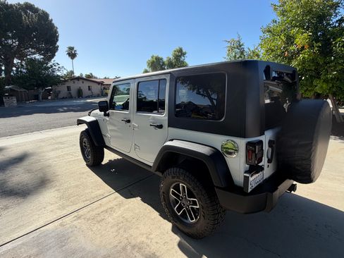 Used 2007 Jeep Wrangler Unlimited Rubicon w/ Dual Top Group AWD/4WD image 4